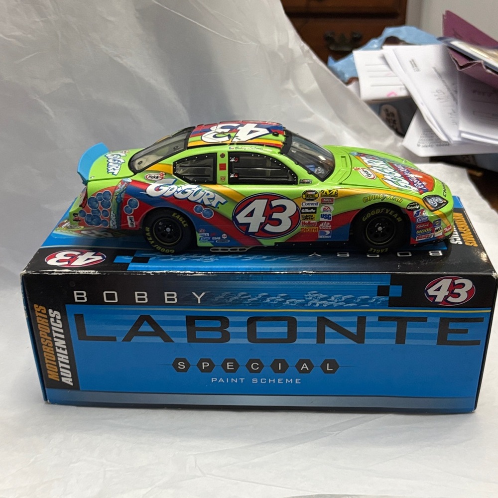 1:24 Diecast 43 Bobby Labonte NASCAR limited edition Go-Gurt car - Picture 3 of 12